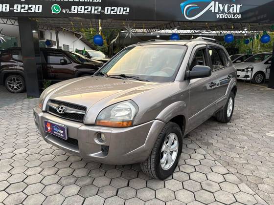 HYUNDAI TUCSON 2.0 GL 2WD 16V GASOLINA 4P MANUAL HYUNDAI TUCSON 2.0 GL 2WD 16V GASOLINA 4P MANUAL